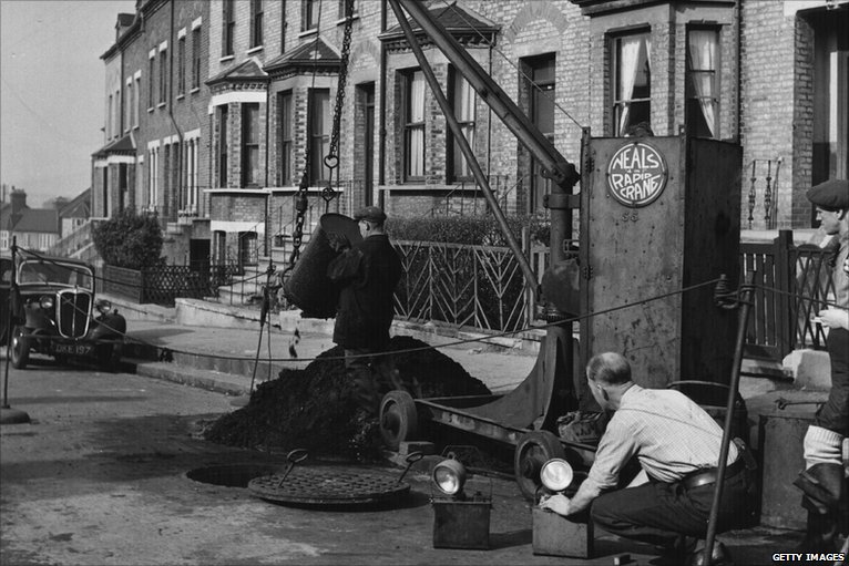 O imagine ce a surprins muncitori la canalizarea Londrei | Sursa: History garage