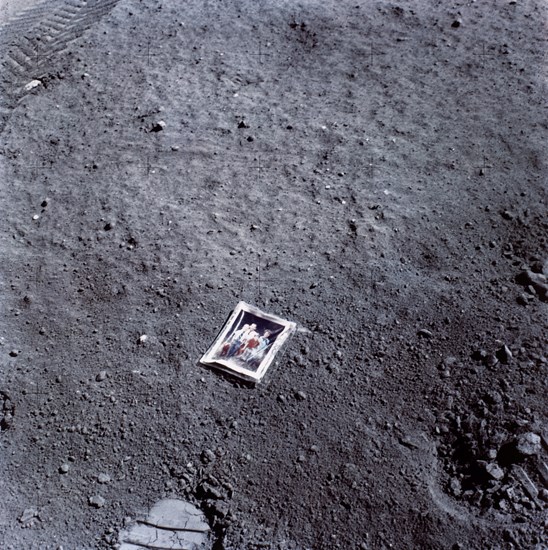 Poza lăsată pe Lună de astronautul Charles Duke în 20 aprilie 1972 | Sursa: The Museum of Fine Arts, Houston