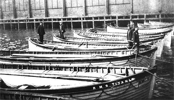 Bărcile de salvare lăsate la dana White Star Line din New York de Carpathia, nava pe care au fost îmbarcați toți supraviețuitorii de pe Titanic | Sursa: Titanic Facts