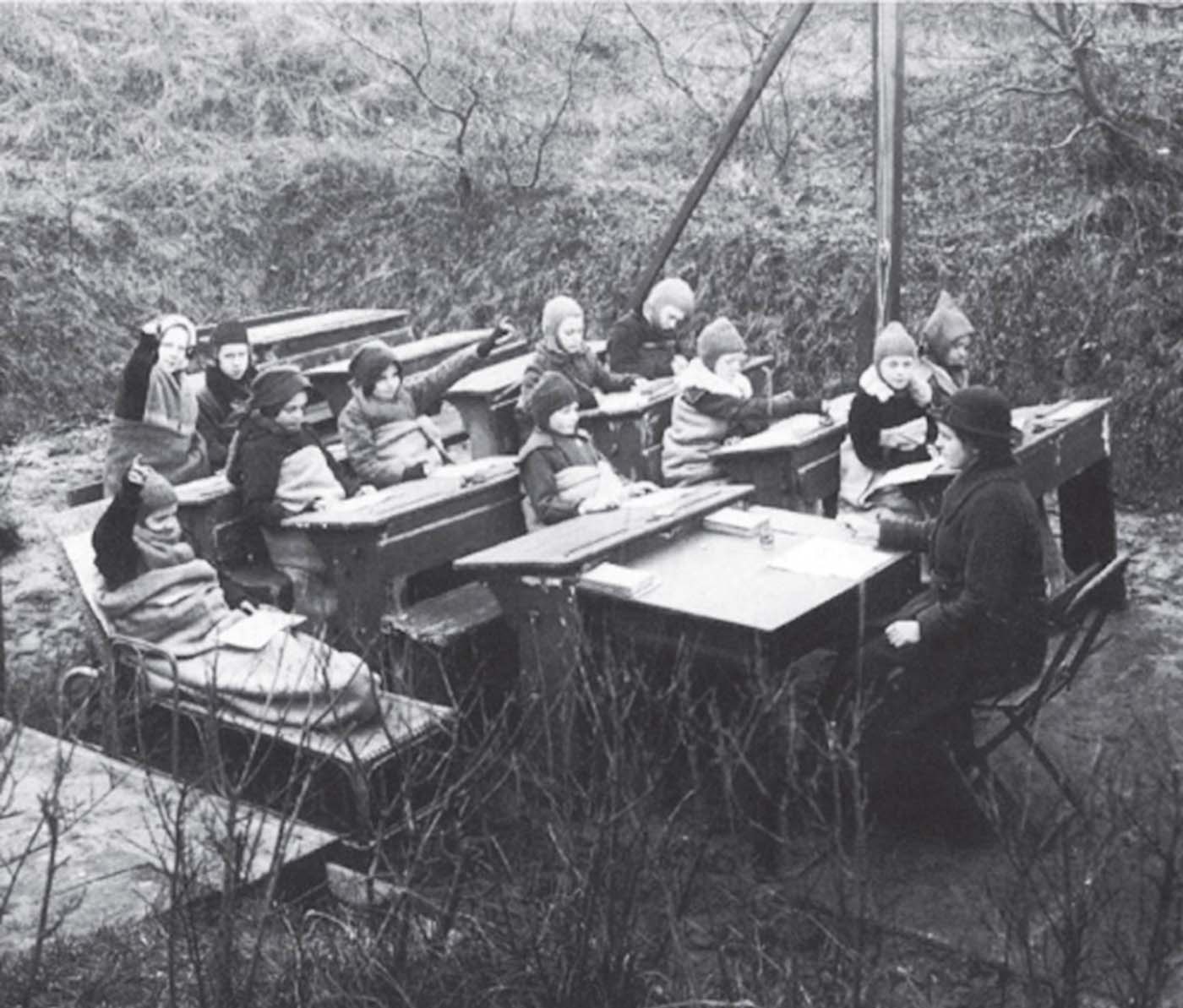 O imagine din Olanda, în 1918, cu ore ținute în aer liber