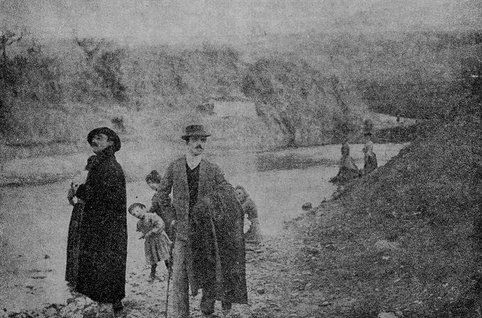 Pe această fotografie, poetul a scris: Alex. Macedonski la «Certosa» lângă Florența, și fiul lui, Alexis, artistul-pictor, 1905 – 1906