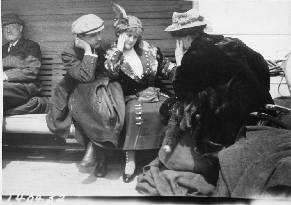 Doi tineri căsătoriți. Imaginea a fost făcută de o tânără canadiancă, Bernice (Bernie) Palmer, cu un Kodak Brownie, primit cadou de ziua ei, în ianuarie 1912. În aprilie, Bernie și mama ei au pornit într-o croazieră pe Mediterana la bordul navei Carpathia.| Foto: Bernie Palmer