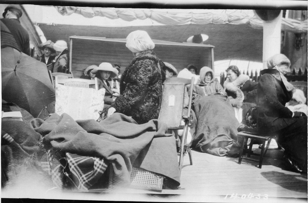 Supraviețuitori de pe Titanic îmbarcați pe nava Carpathia, 14 aprilie 1912 | Foto: Bernie Palmer