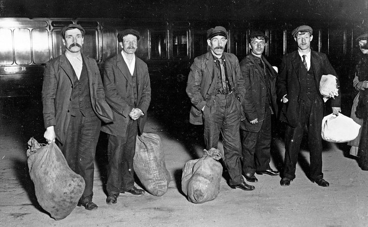 Câțiva supraviețuitori care au făcut parte din echipajul Titanic | Imagine din cartea “Voyagers of the Titanic” de Richard Davenport-Hines, Sursa foto: NY Times