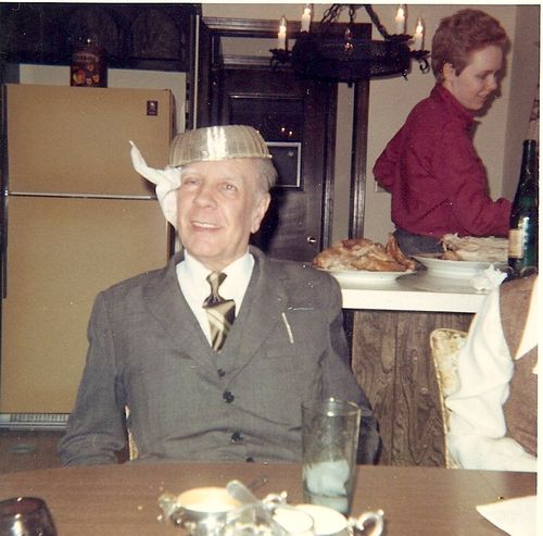 Scriitorul argentinian, Jorge Luis Borges, într-un moment jucăuș, pozând cu coșul de pâine pus pe cap Colecția Norman Thomas di Giovanni, Sursa: Open Culture