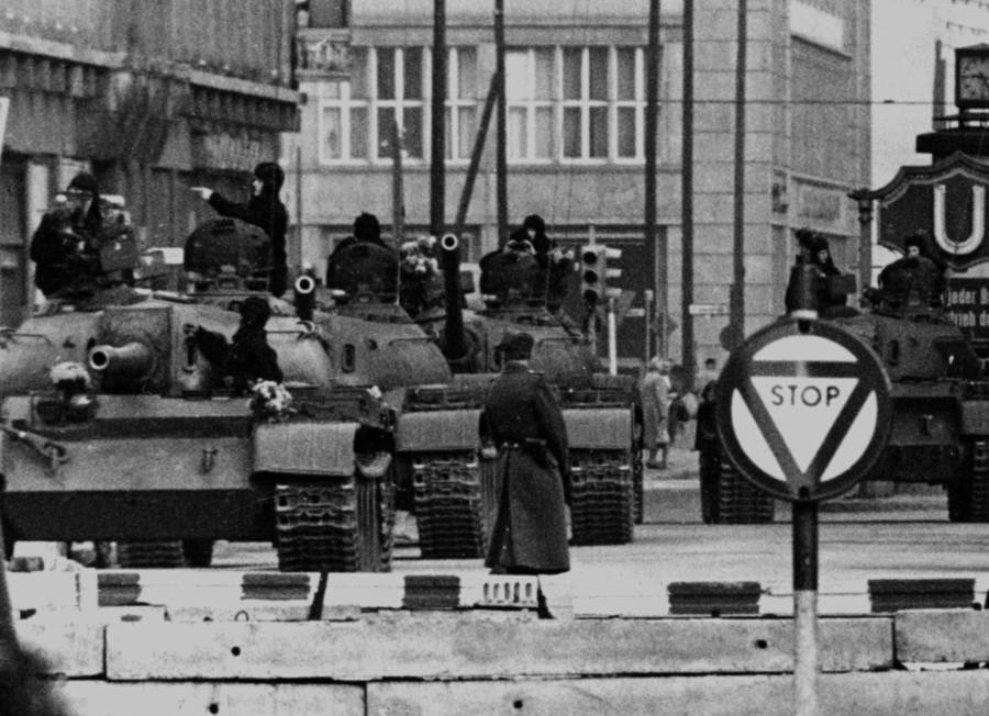 Zidul Berlinului, Germania 1961 – În timpul lucrărilor, au fost aduse tancuri pentru a păzi zona | Sursa: All That’s Interesting