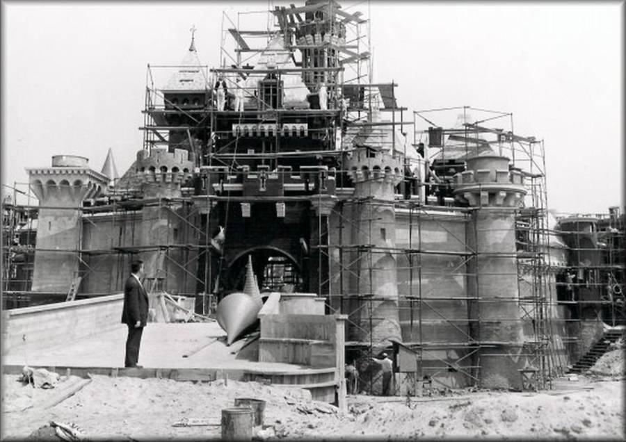 Anaheim, California, 1955 – Walt Disney privește construirea Castelului Frumoasei din Pădurea Adormită | Sursa: All That’s Interesting