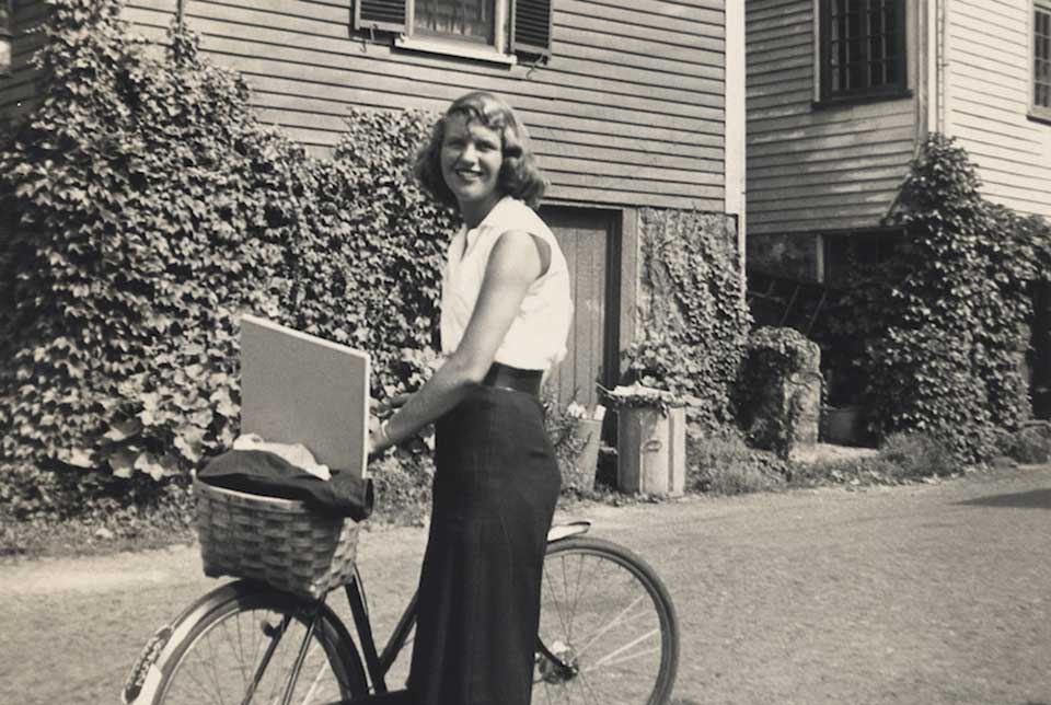 Sylvia Plath, cu bicicleta eiSursa: World Literature Today