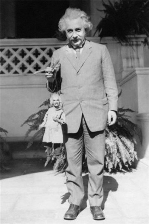 Albert Einstein ține în mână un... Albert Einstein; Sursa: Open Culture
