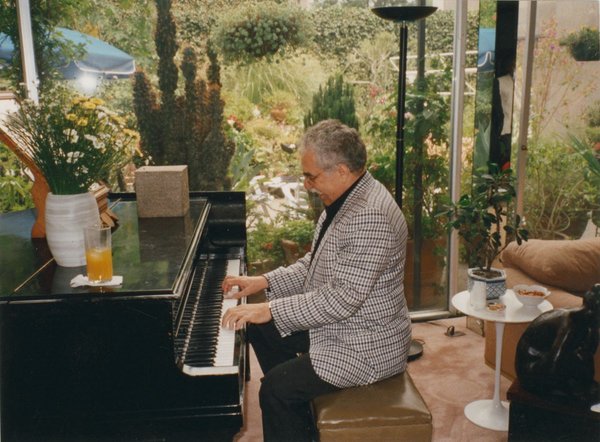 Gabriel García Márquez: „Pe vremea când eram la Aracataca visasem să trăiesc pe picior mare, cântând pe la petreceri cu o voce frumoasă și acompaniindu-mă la acordeon, ceea ce mi s-a părut întotdeauna modul cel mai vechi și cel mai inspirat de a spune o poveste.”Fotograful și data, necunoscute; Sursa: Medium