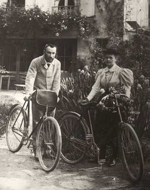 Pierre și Marie Curie, în grădina casei lor din Sceaux, 1895; Fotografie: Albert Harlingue; Curie Museum, Sursa: Neurosurgical Focus