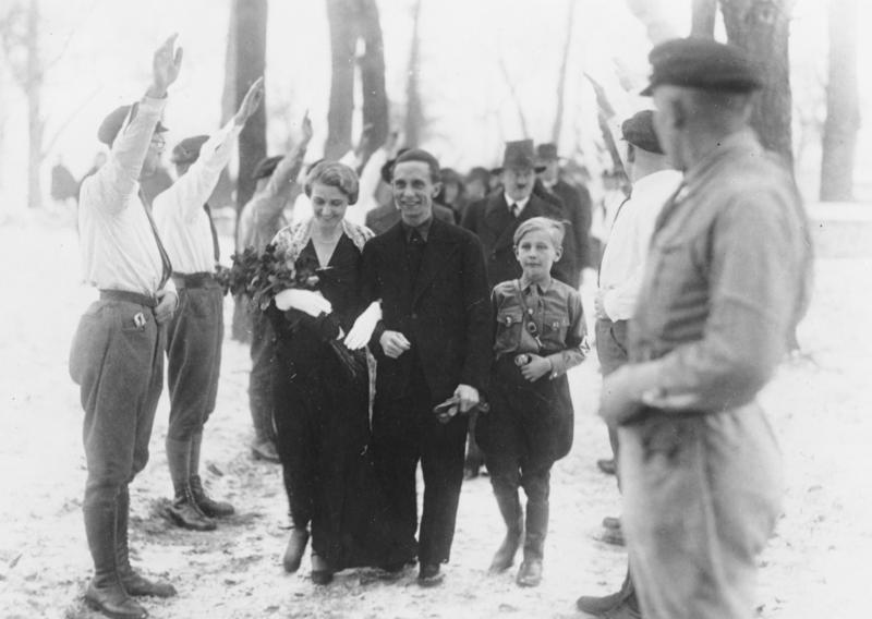 Nunta lui Joseph Goebbels cu Magda Quandt, 4 ianuarie 1931. Harald, care avea atunci 9 ani, era băiatul pe care Magda l-a avut din căsătoria anterioară. În spate, cu pălărie, este Hitler. | Sursa: Wikipedia, Public Domain