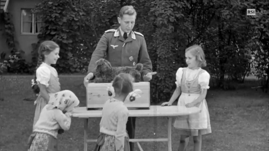Harald cu patru dintre surorile lui dinspre mamă, 1942 | Sursa: YouTube