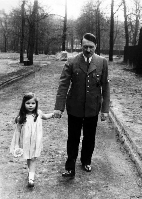 Adolf Hitler și Helga, primul copil al soților Goebbels | Sursa: Rare Historical Photos