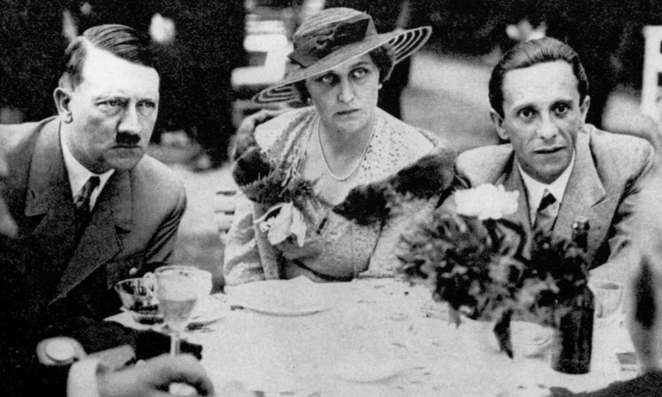 Magda și Joseph Goebbels cu Adolf Hitler | Sursa: The Guardian