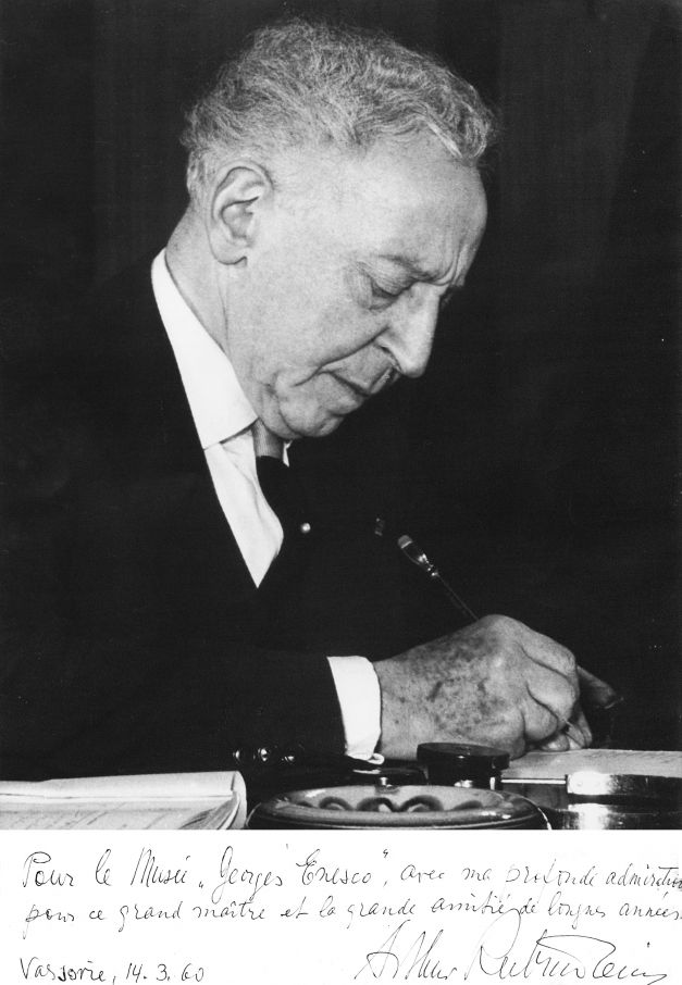 Pianistul Arthur Rubinstein, invitat la ediția a treia a festivalului, din anul 1964, în timp ce scria un autograf | Sursa: Muzeul Național „George Enescu”