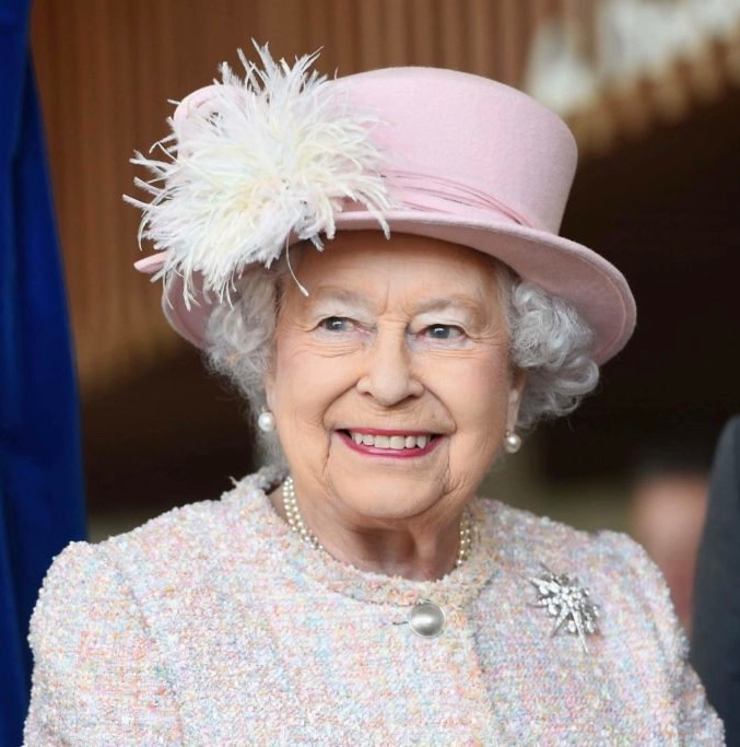 FOTO Regina Elisabeta a II-a îmbrăcată ca o bătrânică. A ...