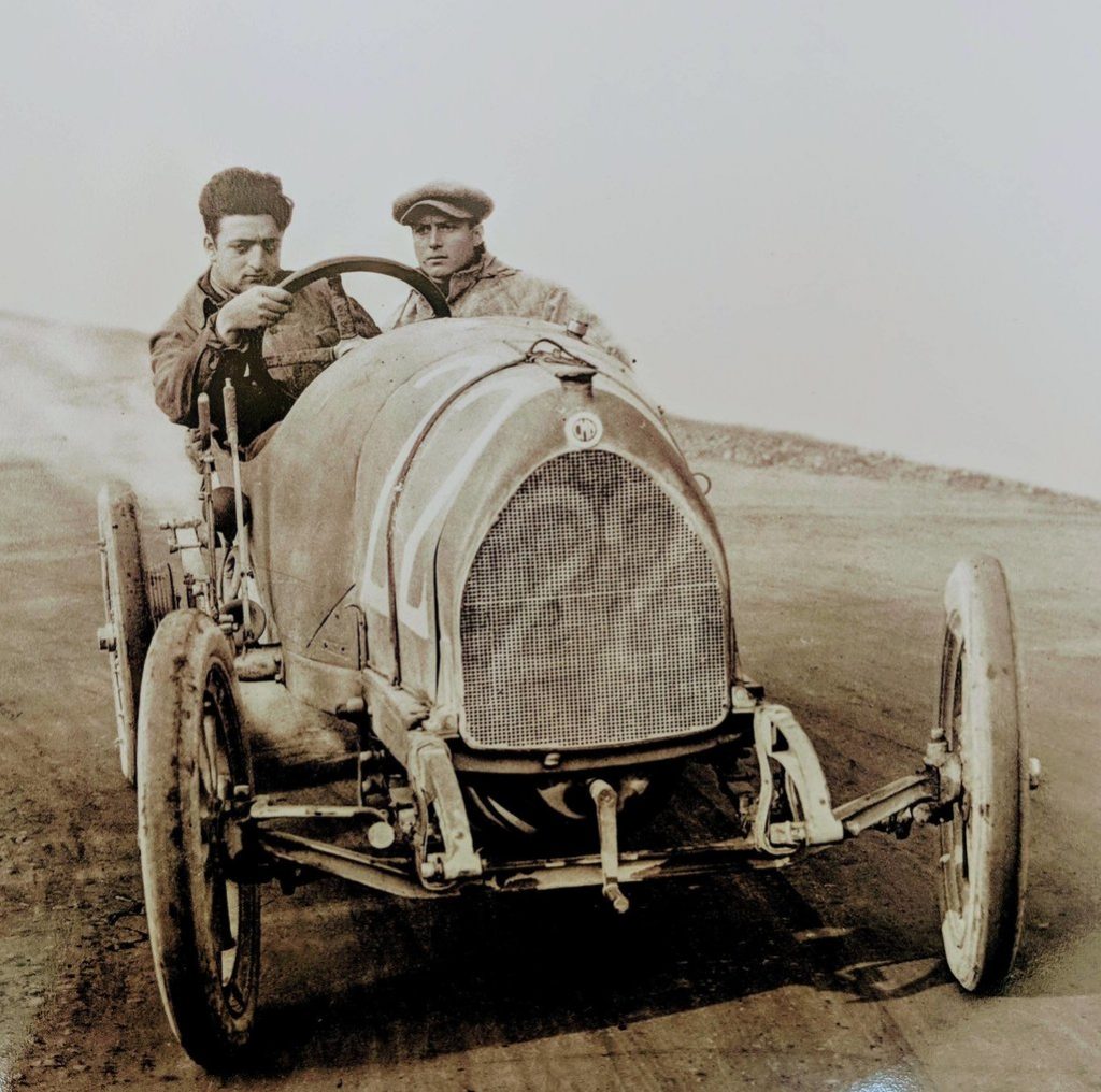 Enzo Ferrari, în timpul unei curse | Sursa: Reddit