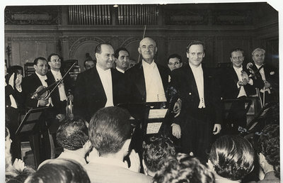 George Georgescu, Yehudi Menuhin și David Oistrah în 1958, la prima ediția a Festivalului Enescu | Sursa: Muzeul Național „George Enescu”