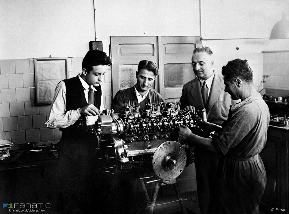 Enzo Ferrari cu fiul său, Dino, primul din stânga | Sursa: RaceFans