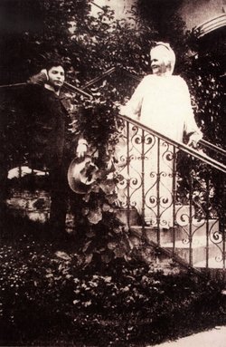 Regina Elisabeta împreună cu George Enescu pe care îl numea „copilul sufletului meu”. Enescu i-a dedicat reginei Poema română. Pe frontispiciul lucrării, compozitorul a scris: „Omagiu respectuos M.S.Regina României”. | Sursa: România regală
