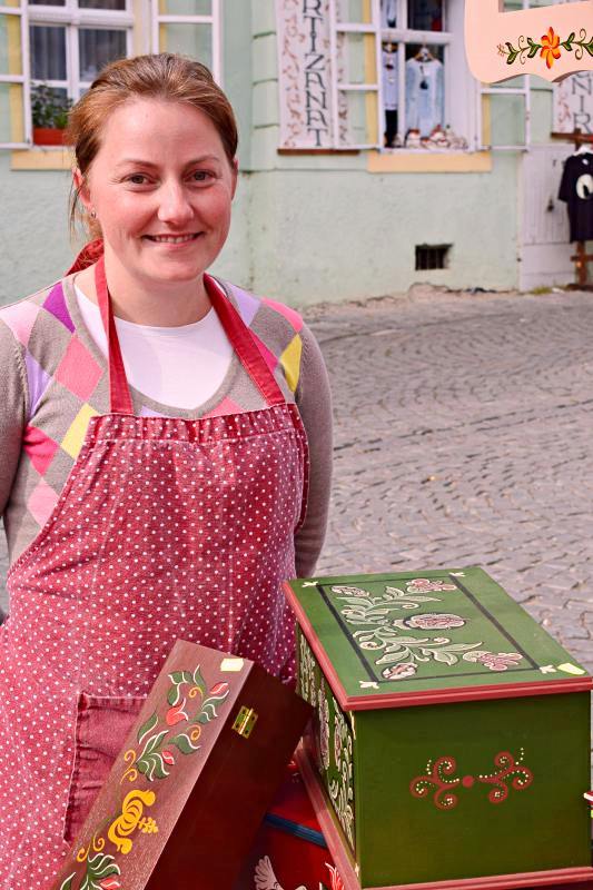 Monika Bako, la început de drum în meșteșugul picturii pe lemn | Credit foto: Mira Kaliani