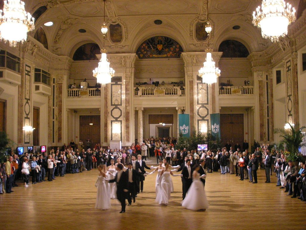 O demonstrație a vechiului dans cotillion în Festsaal, Hofburg, Vienna, 2008 | Sursa: Wikipedia, CC BY-SA 3.0