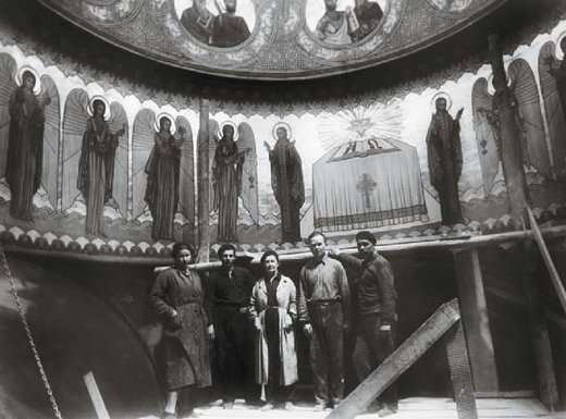 Nina Arbore alături de pictorii I. Filatief şi Victor Ivanov pe şantierul bisericii Sf. Împăraţi Constantin şi Elena din Constanţa, 1936. Fotografie din colecţia Tudor Stavilă
