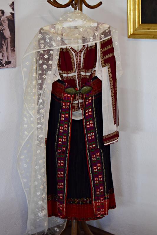 Costumul popular este tot din perioada când Lucian Blaga a fost în diplomație și i-a aparținut soției lui, Cornelia. Aceasta a purtat costumul popular românesc când a reprezentat România la o serată la Lisabona, în timpul când Lucian Blaga a fost ambasador în Portugalia. Nu este dintr-o zonă specifică, deoarece a reprezentat România și a inclus piese din mai multe zone. | Credit foto: Mira Kaliani