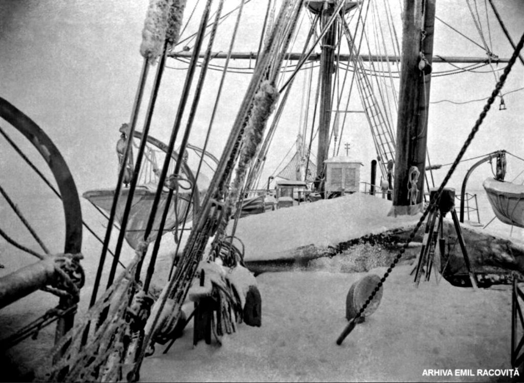 Puntea înzăpezită a corabiei | Arhiva Emil Racoviță, Foto: F. Cook, via emil-racovita.speosub