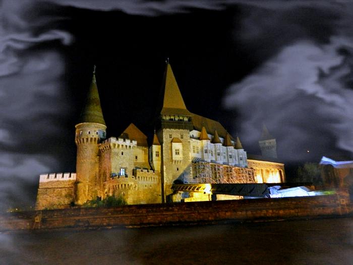 Potrivit unei legende, la Castelul Corvinilor din Hunedoara se spune că ar fi fost întemnițat o vreme și Vlad Țepeș. Cert este că și acest castel apare frecvent pe lista „celor mai înfricoșătoare castele din lume”. | Credit foto: Mira Kaliani