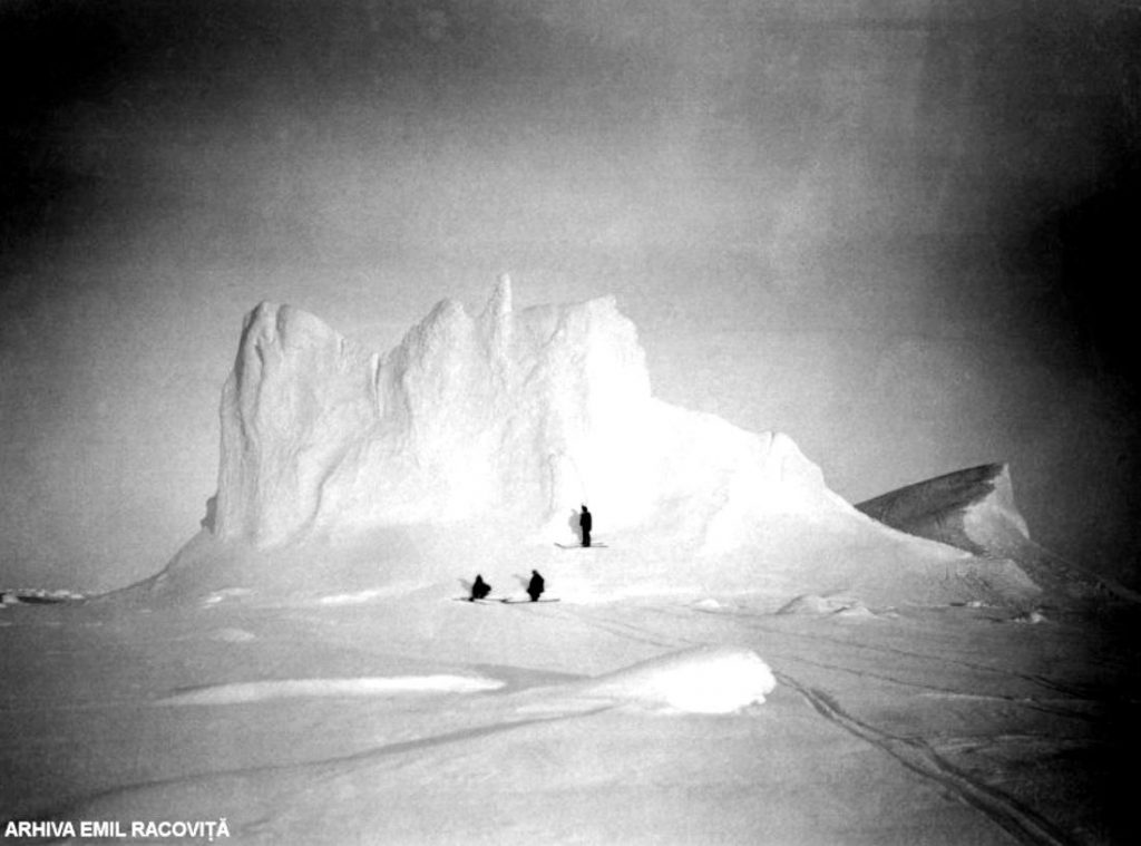 La picioarele unui iceberg | Arhiva Emil Racoviță, Foto: F. Cook, via emil-racovita.speosub