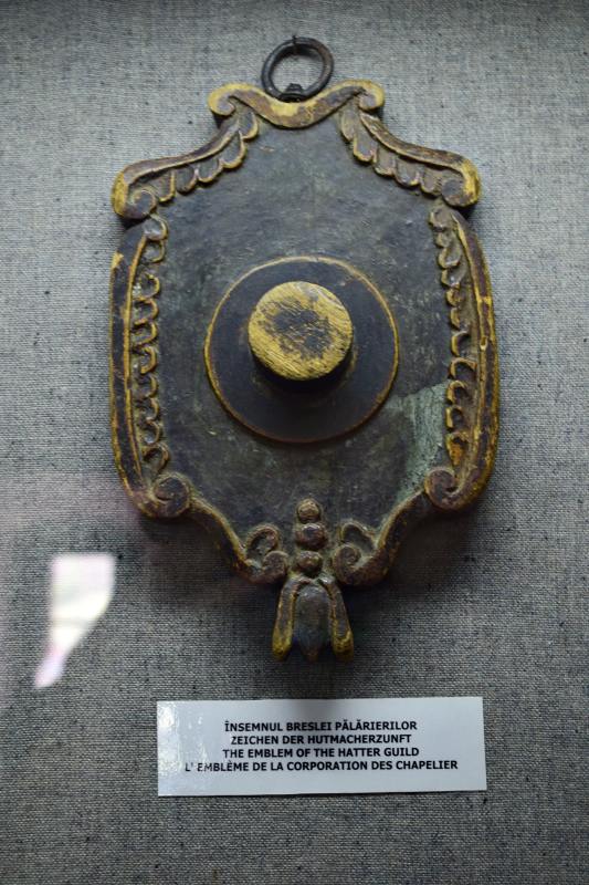Din Muzeul de Istorie – Însemnul breslei pălărierilor | Credit foto: Mira Kaliani