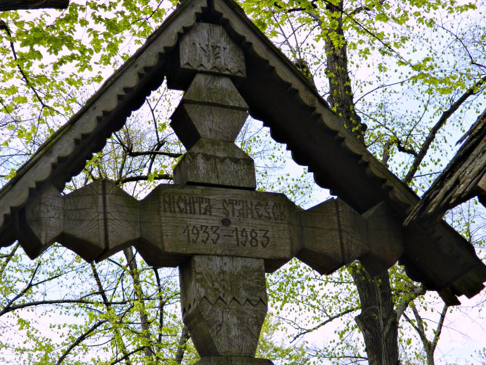 La mormântul lui Nichita din Cimitirul Bellu – București | Credit foto: Mira Kaliani
