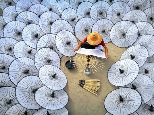 „Printre umbrelele albe” , fotografie de Aung ThuYa / AGORA Images