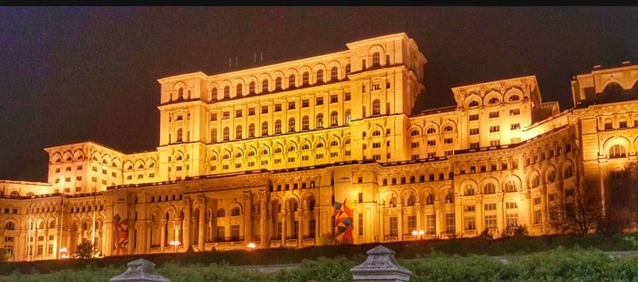 Imagine cu Platul Parlamentului, noaptea