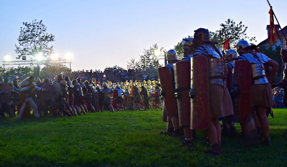 O luptă demonstrativă între daci și romani din timpul Festivalului Roman Apulum de la Alba Iulia | Credit foto: Mira Kaliani