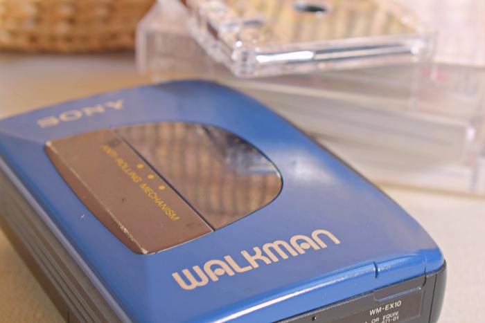 Walkman-ul meu, acum obiect vintage, deși funcționează și azi la fel ca-n prima zi. Și știu că a fost o vreme când nu m-am despărțit o zi de el iar dacă mă întrebai atunci ce aș fi luat pe o insulă, era un răspuns. | Credit foto: Mira Kaliani