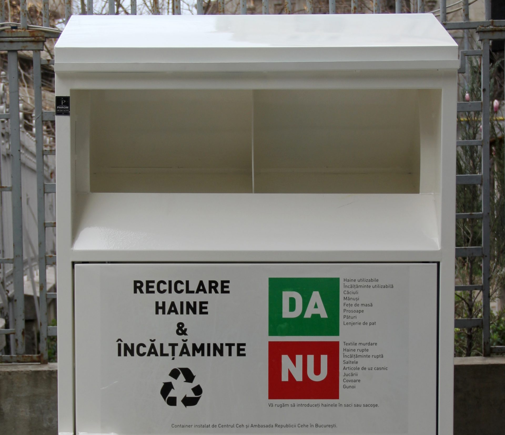 Sweep Huddle Counting insects Ajutor pentru persoanele nevoiașe. O asociație a instalat opt containere  pentru donații de haine în București - Editia de Dimineata