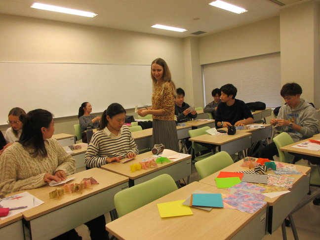 Alexandra, îndrumând tinerii care vor să învețe limba japoneză