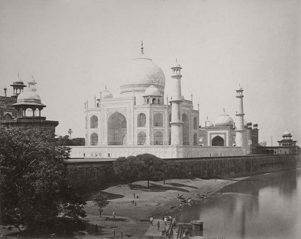 Taj Mahal, Agra, India, fotografiat de la malul râului, în anii 1860 | Fotografie de Samuel Bourne