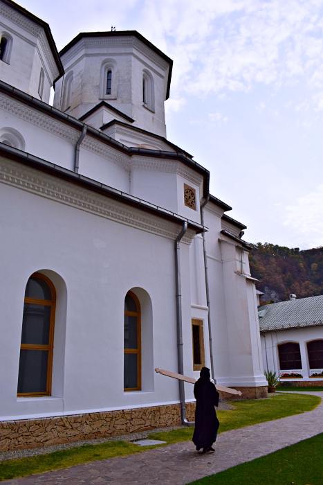 Toaca, arhaicul instrument ce redă, prin sunetul specific produs în timpul bătăii, glasul păsării de baltă, barza | Foto: Mira Kaliani