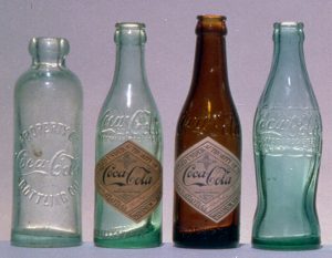 Răspunzând anunțului lansat de compania Coca-Cola, Alexander Samuelson creează sticla Contur, al cărei patent este deținut de Root Glass Company. Ulterior, aceasta este aprobată de Asociația Îmbutelierilor și devine sticla standard Coca-Cola.