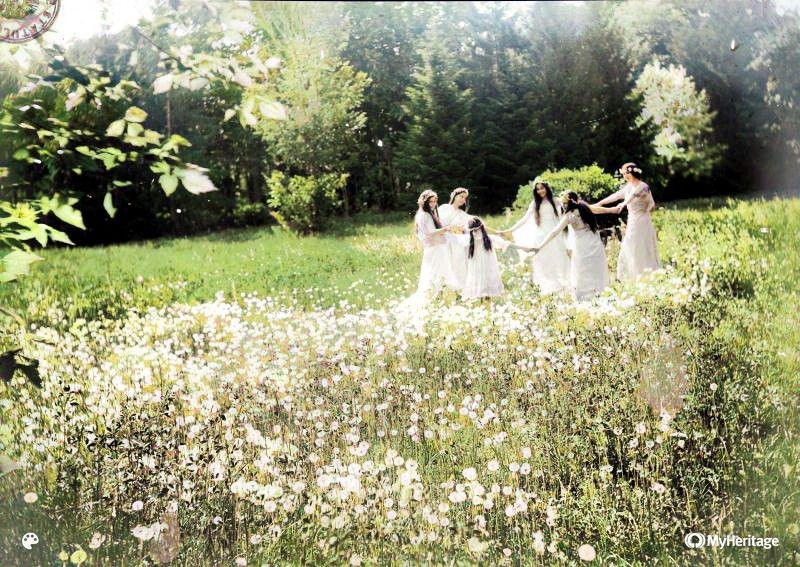 Imagine colorizată, dintr-un album al familiei Știrbey, în care fiicele lui Barbu Știrbey se joacă împreună cu alte fete în pădure, pe domeniul de la Buftea. ANR, SANIC, colecția Documente fotografice, Album 134, foto 16.
