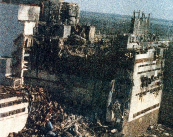Prima și singura fotografie din istorie realizată în dimineața zilei de 26 aprilie 1986, la șase ore de la explozia reactorului nuclear de la Cernobîl. Începând cu a doua poză, din cauza radiațiilor uriașe, filmul a fost „ars”, astfel că s-a păstrat doar această imagine