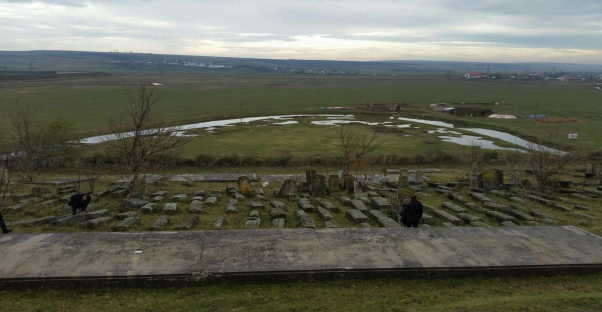 Morminte comune evreiești cu victime ale trenurilor morții, în afara Iașului. Foto: Floris van Dijk