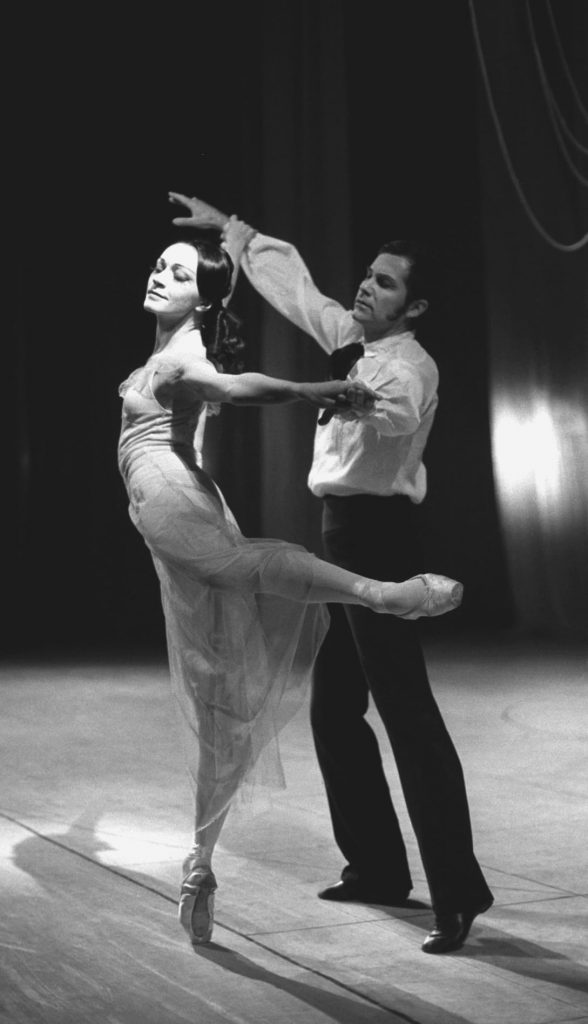 Balerinii Magdalena Popa și Amatto Checiulescu în spectacolul „Simfonia neterminată”, din cadrul serii vieneze desfășurată la Opera Română în 1982 (Agerpres Foto/Arhiva)