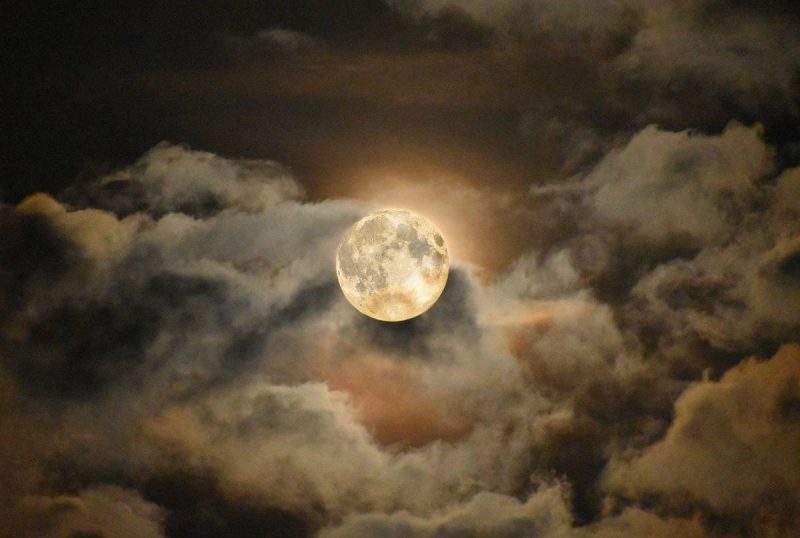 „Mai ales luna e pentru dânșii prorocul, profetul cel mai bun în această seară…” (Simion Florea Marian) |Credit foto: Didier / Pixabay