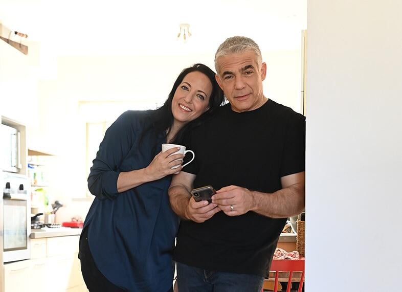 Yair Lapid, într-un moment de relaxare acasă, cu soția lui